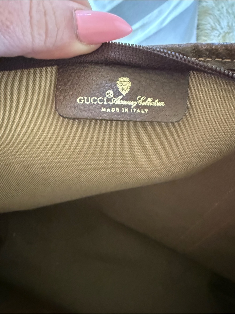 Gucci- AUTHENTIC ๐ Beige GG Supreme Tote with Brown Leather Trim & Zip Closure - Picture 10 of 11